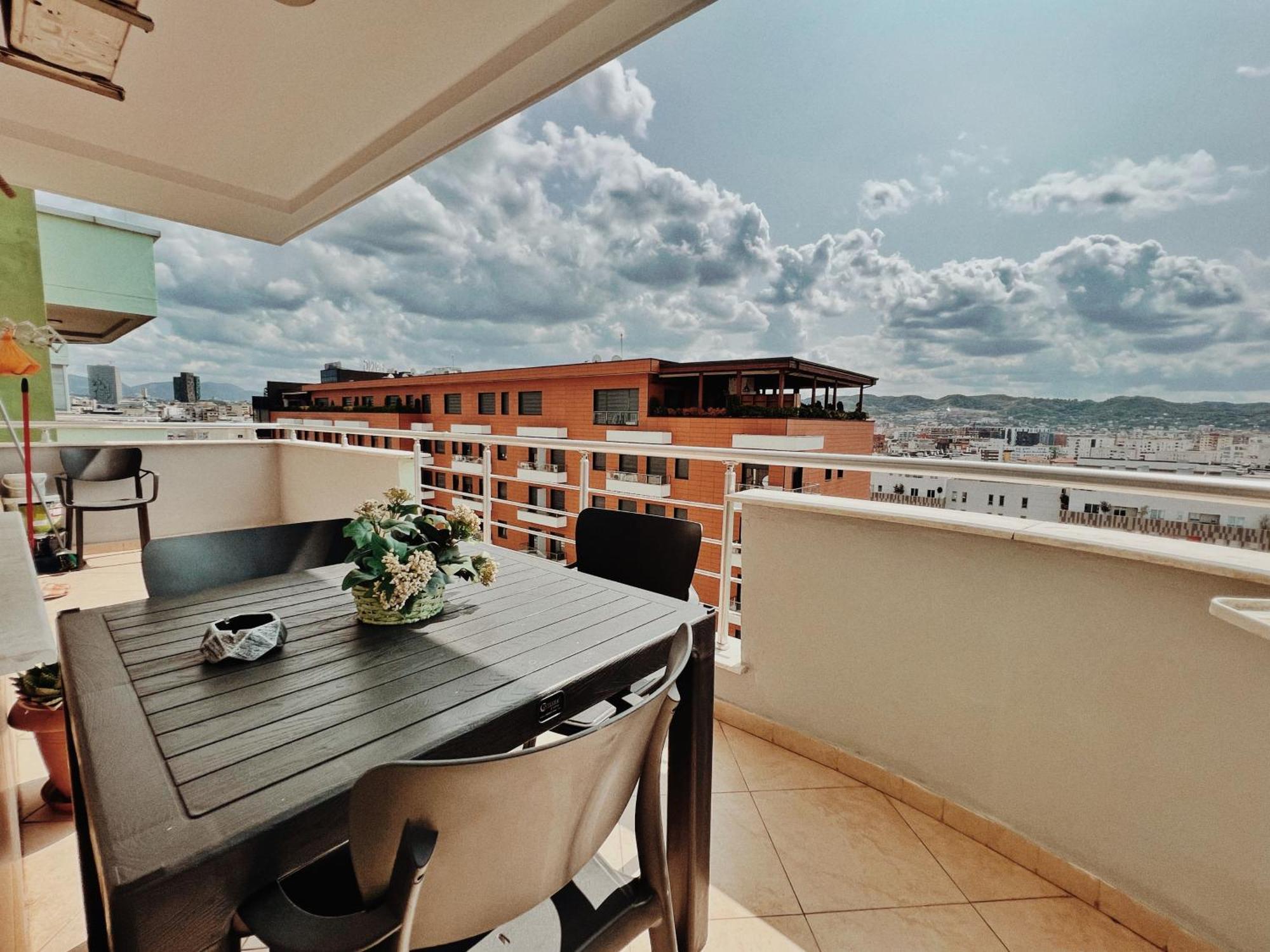 Cozy Rooftop Apartment - Your Home, Away From Home! Tirana Exterior photo